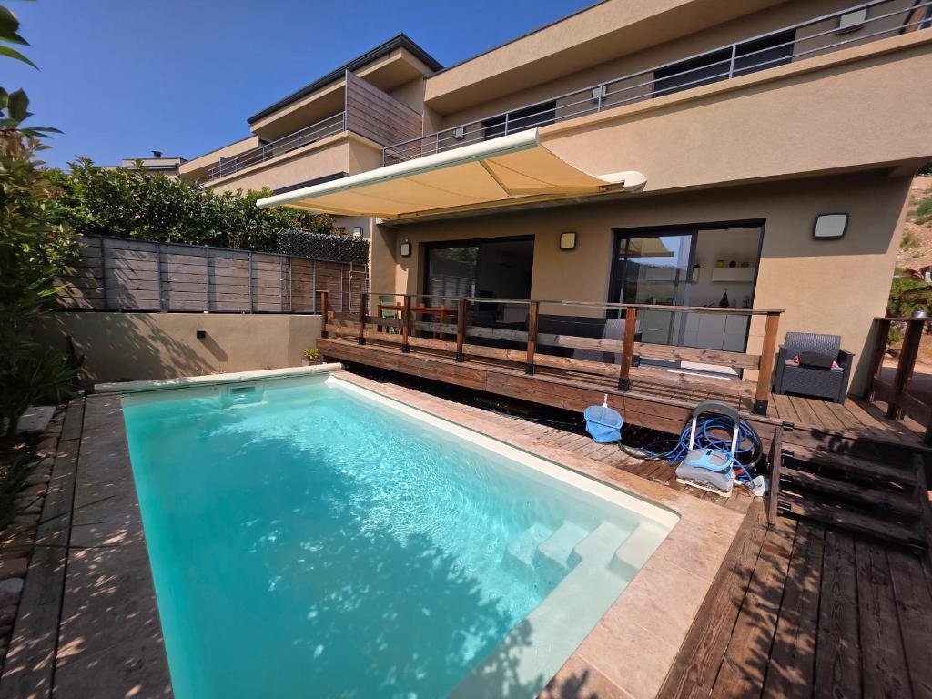 Piscina privata e terrazza